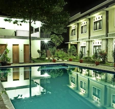 Gumilang Hotel Богор Экстерьер фото