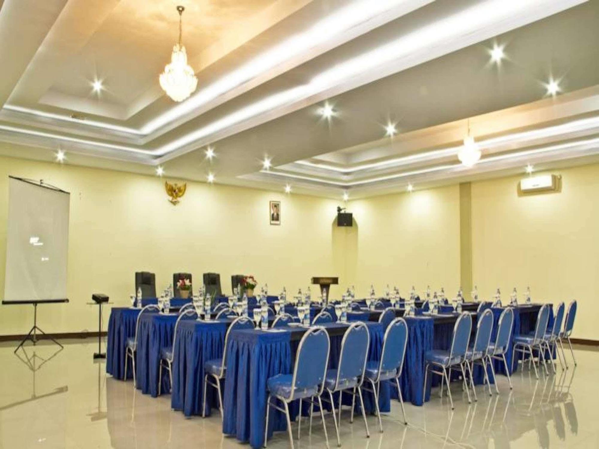 Gumilang Hotel Богор Экстерьер фото
